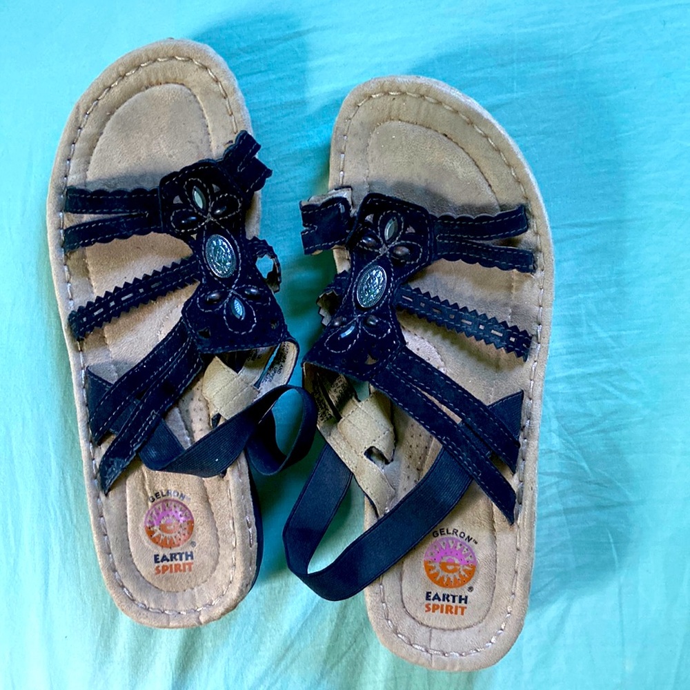 Beautiful black earth spirit sandals, with cute rhinestones beads and a charm!